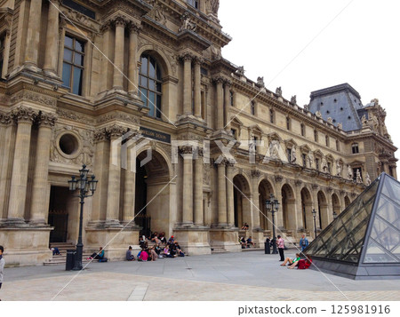 Louvre Museum 125981916