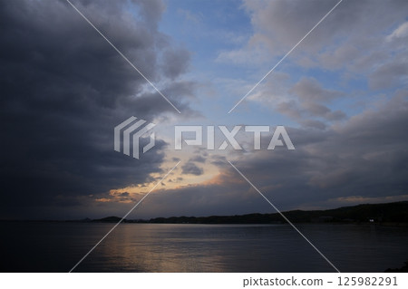 春海雲霧繚繞 春海雲霧繚繞 125982291