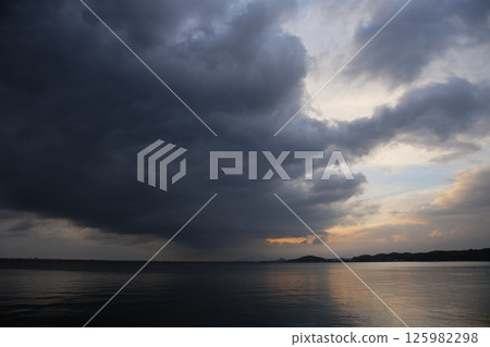 Spring sea covered with thick clouds 125982298