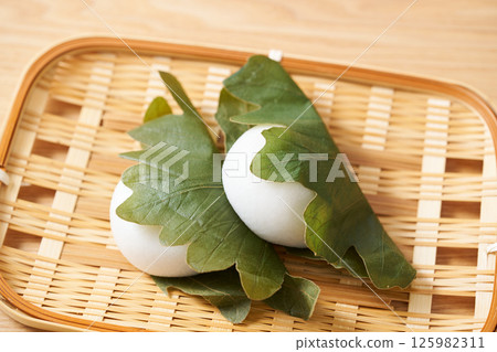 Kashiwamochi (Japanese rice cakes) served on a sieve 125982311