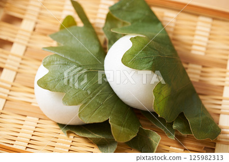 Kashiwamochi (Japanese rice cakes) served on a sieve 125982313