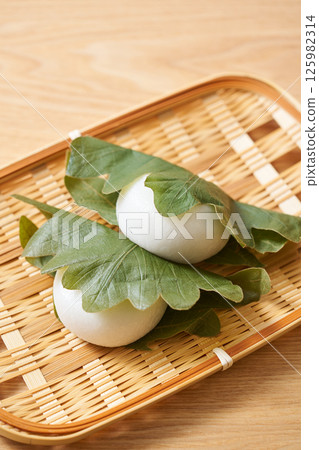 Kashiwamochi (Japanese rice cakes) served on a sieve 125982314
