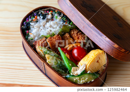 Homemade bento lunch box: Wappa-meshi 125982464