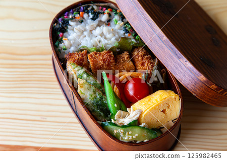 Homemade bento lunch box: Wappa-meshi 125982465