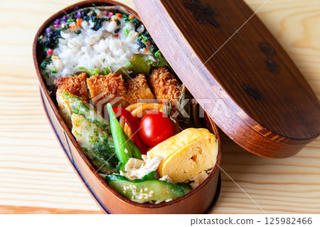 Homemade bento lunch box: Wappa-meshi 125982466