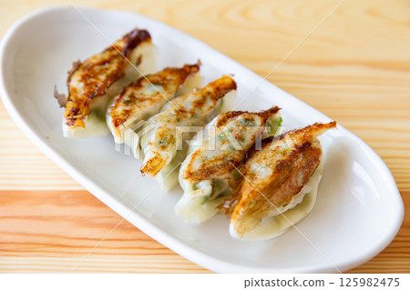 Home-style Taste: Simple Fried Gyoza Dumplings 125982475