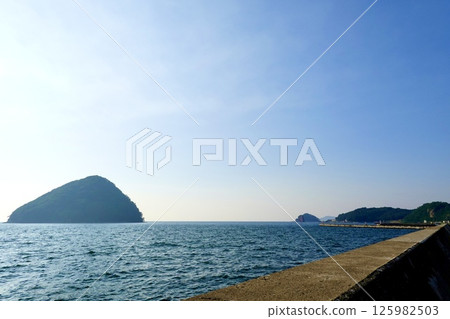A view of Yunoshima and Hadakashima from the breakwater at the Asamushi Sea Fishing Park parking lot, Aomori City, Aomori Prefecture 125982503