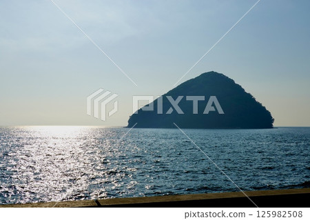 View of Yunoshima from the breakwater at the Asamushi Sea Fishing Park parking lot, Aomori City, Aomori Prefecture 125982508