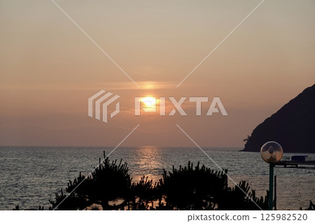 從青森縣青森市淺蟲溫泉欣賞海上日落 從青森縣青森市淺蟲溫泉欣賞海上日落 125982520