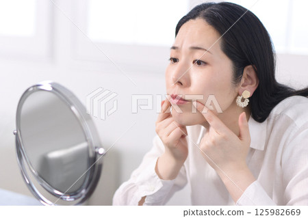 關注細紋和皺紋的中年女性 關注細紋和皺紋的中年女性 125982669