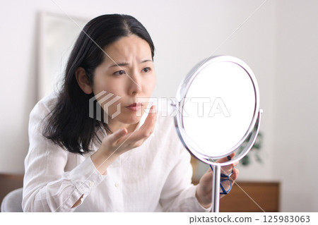 Middle-aged women who are concerned about fine lines and wrinkles Middle-aged women who are concerned about fine lines and wrinkles 125983063