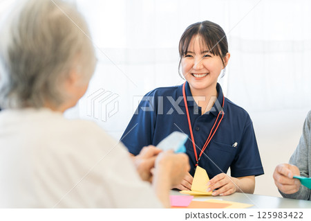 在護理和復健機構擔任助手和護理經理的女性工作人員 在護理和復健機構擔任助手和護理經理的女性工作人員 125983422