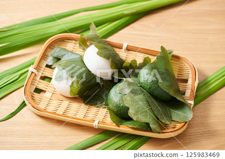 White and mugwort kashiwamochi 125983469