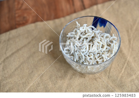 盤子裡的銀魚 125983483