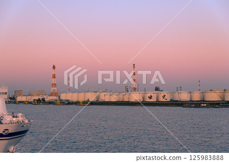 [Sunflower Sapporo: Petrochemical complex and Pacific ferry before departure from Tomakomai Ferry Terminal] 125983888