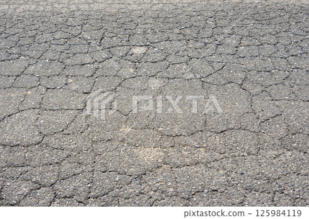 破裂的柏油路 125984119