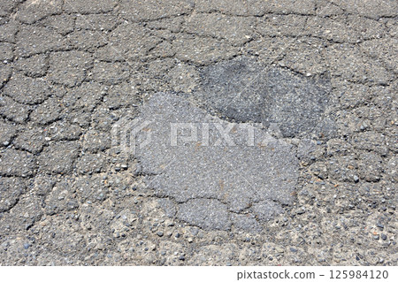 破裂的柏油路 125984120