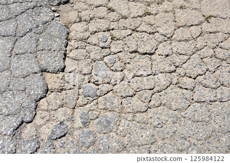 破裂的柏油路 破裂的柏油路 125984122