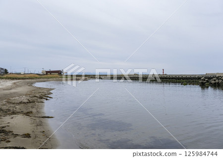 從陸奧橫濱海岸眺望白雪皚皚的八甲田山 從陸奧橫濱海岸眺望白雪皚皚的八甲田山 125984744