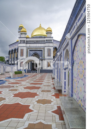 The lavishly decorated New Mosque in Brunei 125984750