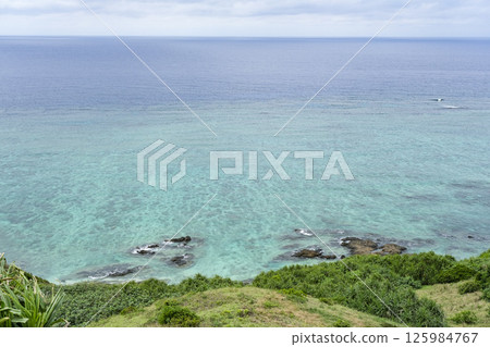 從石垣島最北端的平久保岬眺望的中國海 125984767