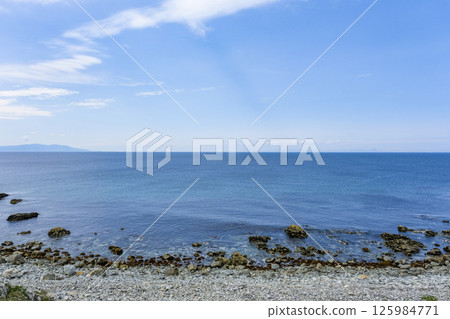 從尻谷岬眺望下北半島的山脈和津輕海峽 125984771