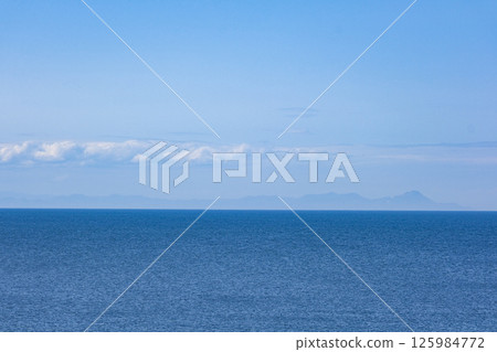 從尻谷岬眺望津輕海峽對岸的北海道群山 125984772