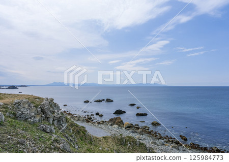 從尻谷岬眺望下北半島的山脈和津輕海峽 125984773