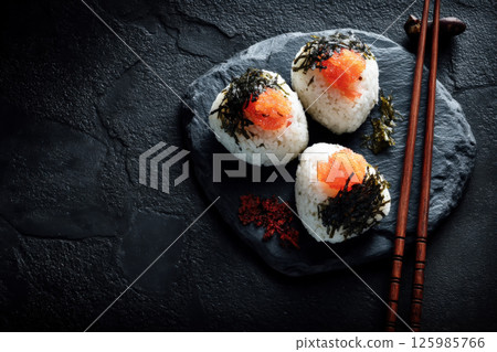 盤子裡的飯糰 盤子裡的飯糰 125985766