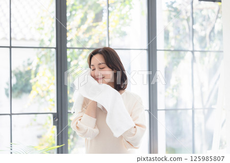 Women's portrait 125985807