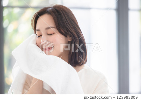 Women's portrait 125985809