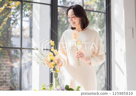 有花的中間婦女 125985810