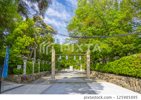 廣田神社:被新綠色環繞的神社柱子和參拜道(兵庫縣西宮市) 廣田神社:被新綠色環繞的神社柱子和參拜道(兵庫縣西宮市) 125985895