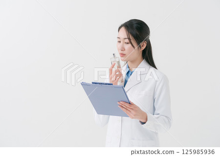 一位研究人員正在聞香水 125985936