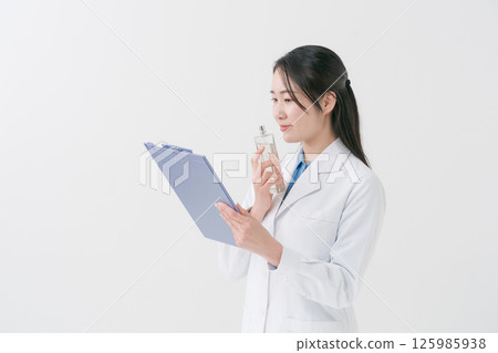 一位研究人員正在聞香水 一位研究人員正在聞香水 125985938