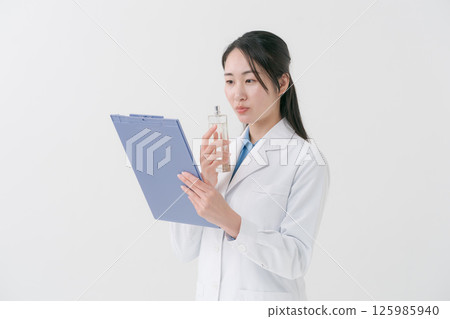 A researcher smelling perfume 125985940