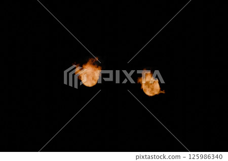 黑色背景上兩個火球的 3DCG 影像 125986340