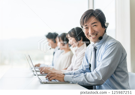 呼叫中心操作員團隊的男性和女性（遠端操作/遠端預約） 125987251