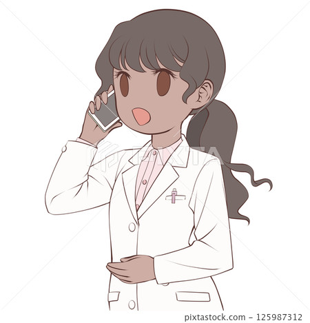 一位皮膚黝黑的女藥劑師用智慧型手機打電話，面帶微笑 125987312