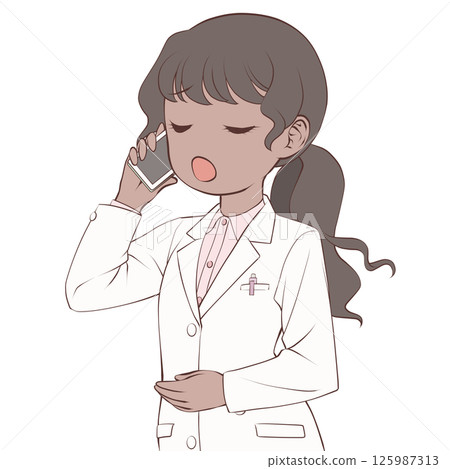 一位皮膚黝黑的女藥劑師用智慧型手機打電話 — — 驚訝不已 一位皮膚黝黑的女藥劑師用智慧型手機打電話 — — 驚訝不已 125987313