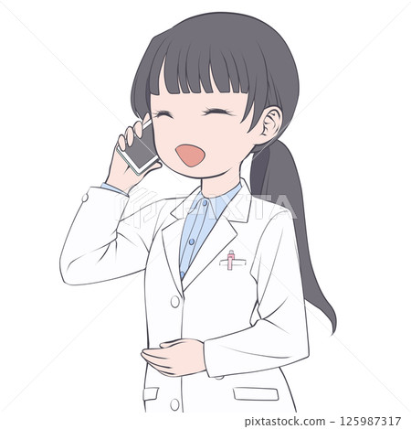 一位黑髮女藥劑師用智慧型手機打電話，面帶微笑 125987317