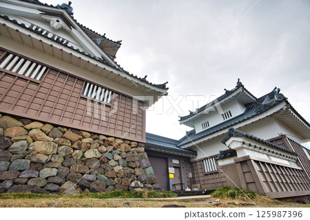Ono Castle with cherry blossoms in full bloom 125987396