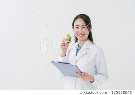 一位研究人員正在聞香水 125988048