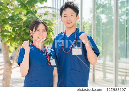 男女醫生、醫生、護士、醫療工作者、醫師、職能治療師、物理治療師穿著磨砂膏 男女醫生、醫生、護士、醫療工作者、醫師、職能治療師、物理治療師穿著磨砂膏 125988207