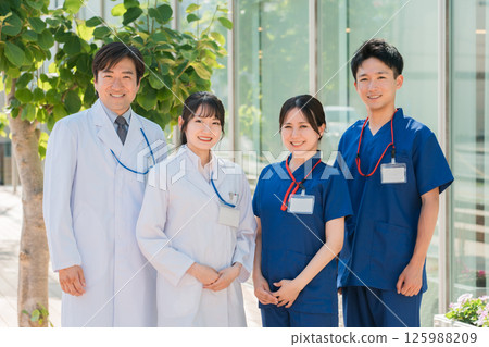 男女醫生、護士、醫護人員、技師（4人，醫療團隊） 125988209