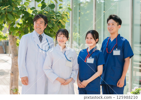 男女醫生、護士、醫護人員、技師（4人，醫療團隊） 125988210