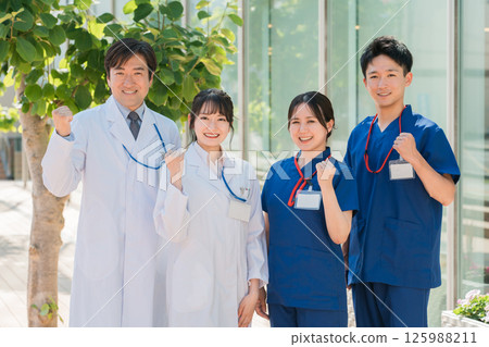 男女醫生、護士、醫護人員、技師(4人,醫療團隊) 男女醫生、護士、醫護人員、技師(4人,醫療團隊) 125988211