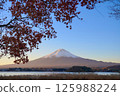 秋季富士山，秋葉飄零，晴空萬裡 125988224