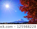 秋季富士山，秋葉飄零，晴空萬裡 125988228