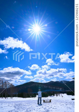 藍天、陽光、冬日美景的度假勝地 藍天、陽光、冬日美景的度假勝地 125988231